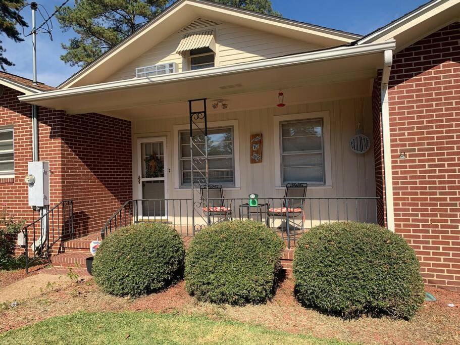 Cozy Brick House Mins To Hospital Villa Goldsboro Exterior photo